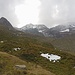 Nur Wegspuren vorhanden, teils vom Weidevieh. Man sieht die von mir angestrebten 3000er für diesen Tag.