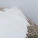 Schneeverwehung über der Südflanke des Berges