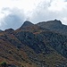 Zoomaufnahme: das Gipfelkreuz der Plattenspitze ist zu sehen.