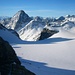 In der Fuorcla dal Cunfin (3042m) über dem Gletscherbecken La Cudera mit Blick zum König der Silvretta, dem Piz Linard (3410,3m).