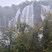 Der große Wasserfall gehört nicht zu den Seen, sein Wasser kommt von einem Seitenbach.  So eindrucksvoll wie heute ist er nur bei oder nach starkem Regen, leider war es heute auch windig, somit war der Aufenthalt an dieser Stelle unangenehm feucht und deshalb kurz