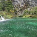 Zwischen den einzelnen Seen gibt es jeweils nicht den einen Wasserfall, sondern mehrere, die wie hier im Bild auch mal kleiner ausfallen können.