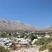danach in Vathi mit Blick hinauf zum Gipfel