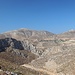 Blick zurück zum Taleinschnitt, links der Kastro Hügel, hinten die westlichen Berge von Kalymnos