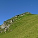 Oben ist man dann in der Grasflanke unter der Hochgamatsch-Schlüsselstelle direkt am Grat. Umgehung links durch die grasigen Unterbrüche der Felsen möglich.