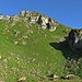 Bei der Alp Zigerhalden. Links außerhalb des Bilds geht der Wanderweg hoch. Ich bin diesem gefolgt und dann zur Spur gegenüber gequert. Besser wäre es wohl mit etwas Höhenverlust direkt durch die Felsbrocken zur Spur in der Bildmitte darüber.