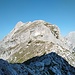 In der Scharte angekommen. Geradeaus ginge es weiter in Richtung Tratenspitzl. 