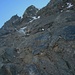 Nach dem querendem Aufstieg im Unteren Teil der Westflanke steigt man über der Nordwand unter Felsen hoch die zum Kamin leiten.