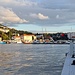 Am Hafen entlang geht es ins Geschäftszentrum der Stadt