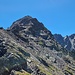 Das finale Stück des Klettersteigs mit Biwakschachtel und Gipfelkreuz der Bergkastenspitze