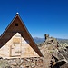 Die "Goldschachtel", das neue und komplett aus Holz gefertigte Biwak auf 2810 m, das für bis zu 4 Personen Schlafmöglichkeit bietet. Zum Gipfel ist es von hier nicht mehr weit, die letzte C-Stelle und dann noch etwas B-Gelände.
