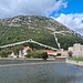 Noch ein Blick auf Ston. Man erkennt die eigentliche Stadtmauer und darüber die Festungsmauern, die auf halber Höhe (begehbar) oder über den Berg (gesperrt) hinüber nach Mali Ston führen