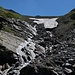 L'itinéraire descend par les dalles à gauche puis traverse le torrent. Ca glisse et il y a du vide juste en dehors de la photo, en bas à gauche.