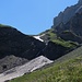 Vue en arrière vers le passage délicat : le torrent se traverse entre les deux névés, et le ravin éboulé se trouve à droite dans la partie ombragée