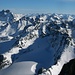 Gipfelaussicht vom Piz Buin Grond (3312,1m) zum wuchtigen Fluchthorn / Piz Fenga (links; 3398,0m). Der pyramidenförmige Gipfel in der Bildmitte ist der Dreiländerspitz (3197m) wo Graubünden und die Österreichischen Bundesländer Tirol und Vorarlberg aneinander treffen. Hinter dem Dreiländerspitz ist der Augstenberg / Piz Blaisch Lunga (3230m) über einem grossen Firnfeld zu erkennen. Von der Jamtalhütte aus bietet dieser Berg eine nicht allzu schwierige, aber sehr lohnende Skitour.