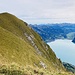 Hinüberblick zum Gipfelziel Nr. 1;
steil fällt die Flanke zum See ab