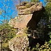 Der Brocken bestand ursprünglich aus zwei Felstürmen. Im Mai 2003 brach der rechte Turm bis auf den Sockel ab. Die Bäume an dem steilen Hang verhinderten den Absturz der Felstrümmer in die bewohnte Tallage, so dass kein weiterer Schaden entstand.