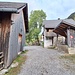 Walsersiedlung Guscha. Ein Gasthaus rechts ist wohl nur an Wochenenden in Betrieb, der Selbstbedienungsraum links ist immer offen und mit Getränken und was zum Naschen ausgestattet.