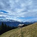 Ab der Hütte geht es zunächst fast horizontal durch die Flanke, bis der Pfad steigt und dann in Richtung Gipfel dreht. War bisher noch alles trocken, war  es in Bereichen, wo der Neuschnee abgetaut war, noch feucht.