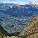 Tiefblick auf Balzers und Mäls. Wegen des starken Windes  hielt ich mich bei diesem Foto am Gipfelkreuz fest.