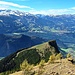 Herrlicher Ausblick, Im Vordergrund die mit dem Wind kämpfenden Lärchen. Diese starke Windexposition sorgt wohl auch dafür, dass der Schnee hier im Frühjahr oft schon früh vom Föhn "gefressen" wird.