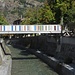 Saltina-Fussgängerbrücke angehoben - damit der Baumstamm bei Hochwasser auch brav unten hindurchsausen kann...