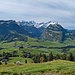 Blick von einer beliebten Sitzbank aus, die bei einem Stall in Guggeier steht, mit herrlicher Sicht zum Alpstein.