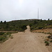 Eine grosse Kiesstrasse führt zum Petit Sanguin hoch, bzw. hinter dem Gipfelplateau hindurch. Bei der linken Antenne endet die Strasse und ein Aufstieg nach ganz oben ist möglich.