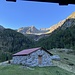 Alpe Gariss - in der Hütte gibt es Holz, Bier und Wein