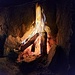 Feuer am Kamin in der Hütte.