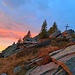 Erstes Morgenlicht oberhalb der Hütte.