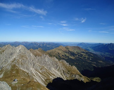 Vom Nördlichen Schafalpenkopf 2320 m..Links unten die Fiderepasshütte 2067 m. mit der Oberstdorfer Hammerspitze 2260 m. darüber