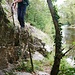 Felsen reichen bis an den Allier, versicherte Stelle des Wanderpfads