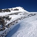 Die Südflanke vom Silvrettahorn. Ich wollte zuerst recht direkt hoch, doch 50° steiler haltloser Schnee zwang mich zur Umkehr. Danach ging es aber einfach ab dem linken Felsende zum Vorgipfel hoch.