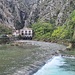 Kleiner Fluss, der entspringt vermutlich einer Karstquelle. Bei dem Wasserwerk beginnt der Serpentinensteig hinauf ins Gebirge