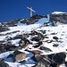 Nach endlosem Schneewühlen taucht das Gipfelkreuz vom Silvrettahorn (3244m) auf!