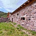 La malga di Mignolo Basso é stata ristrutturata e ripulita e qui facciamo una sosta.