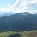 Ausblick vom Schartenkopf auf die Kramergruppe mit Kramer, Notkarspitze und Ochsen- und Ziegelspitz<br />Im Hintergrund ist in Bildmitte die Zugspitze mit Jubiläumsgrat vom Wettersteingebirge zu sehen