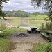 Rastplatz am Ufer. Gegenüber liegt die Häusergruppe Hofen.<br /><br />