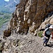 Quelques passages exposés sont sécurisés par une corde dans la montée au col de Susanfe