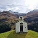 Die 1754 erbaute, winzige St. Anna Kapelle auf Frunt vor dem Guraletschhorn 