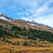 Die Bergkette vom Piz Serenastga zum Piz Aul mit dem Moorgebiet beim Kristallloch im Vordergrund