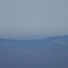 Eine Überraschung ist dieser Vogesen-Blick von der Schüpfenflue. Der linke Teil ist der 135 km entfernte Tête de la Bouloie (1176 m) am Oberlauf der Mosel. Rechts davon der Haute Bers (1252 m / 131 km).