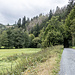 Nach der Klamm auf der Talstraße nordseitig des Flusses nun lange südwestwärts, oft auch nahe begleitet ...