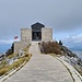 Das Mausoleum<br /><br />Errichtet wurde es ab 1970, zuvor stand seit Mitte des 19.Jahrhunderts bereits eine vom Verstorbenen selbst erbaute Grabkapelle an dieser Stelle