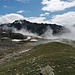 Rückblick über den flachen Grasrücken zum Karsee.