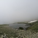 Oberhalb dieses kleinen Sees kann der Wanderweg verlassen werden...