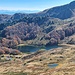 Nochmal der See, er gefällt mir so gut, dass ich den Gipfel auslasse.<br /><br />Im Hintergrund die Lazarička Glava, vom See aus hinauf auf den kleinen Rücken, dann hinüber zu dem kleinen Kopf unter dem Ziel und über den Grashang direkt hinauf, so die spätere Route 