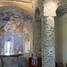 Le due colonne all'interno della chiesa che reggono il campanile, probabilmente un "unicum" nell'architettura romanica.