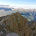 Blick von der mittleren Erhebung des Pfauserkopfs zum Kreuz
